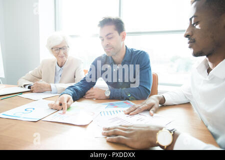 Kollegen diskutieren, Pläne im Board Room Stockfoto