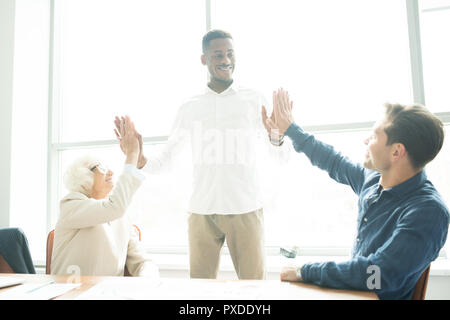 Heiter erfolgreiche Business Team feiert Sieg Stockfoto