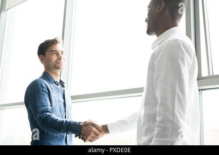 Zuversichtlich Unternehmer Begrüßung im Büro Stockfoto