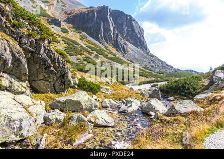 Wandern in der Hohen Tatra (Vysoke Tatry), die Slowakei. Skok Wasserfall (Slowakisch: Vodopad) Skok). 1789 m. Einer der schönsten Wasserfälle der Tatra. Th Stockfoto