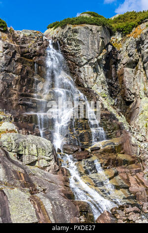Wandern in der Hohen Tatra (Vysoke Tatry), die Slowakei. Skok Wasserfall (Slowakisch: Vodopad) Skok). 1789 m. Einer der schönsten Wasserfälle der Tatra. Th Stockfoto