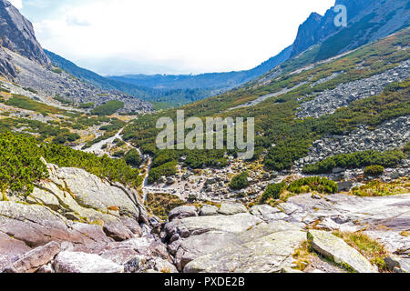 Wandern in der Hohen Tatra (Vysoke Tatry), die Slowakei. Mlynicka Valley. Über den Wasserfall Skok (Slowakisch: Vodopad) Skok). 1789 m. Stockfoto