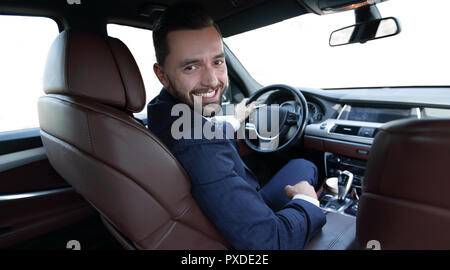 Erfolgreicher Mann hinter dem Steuer eines renommierten Auto sitzen Stockfoto