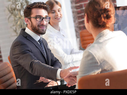 Business Team diskutieren neue Ideen an Ihrem Schreibtisch. Stockfoto