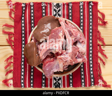 Frische rohe Ziegen fleisch Eintopf wie Schnitte am Schwarzen Brett. Stockfoto