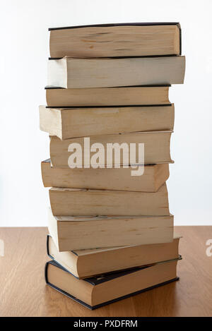 Stapel alter Bücher auf einen hölzernen Tisch. nach oben. Stockfoto