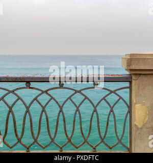 Rostiges Metall und Schutzzaun von Stanley Brücke in Alexandria, Ägypten mit Mittelmeer im Hintergrund Stockfoto