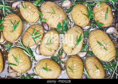 Hausgemachte cheesy Hasselback Kartoffeln. Vegetarische Kost Stockfoto