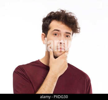 Beiläufig hübscher junger Mann mit t-shirt an etwas denken, Stockfoto