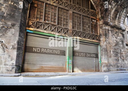 Kein Parkplatz, 24 Stunden Hinweis auf alten rostigen vintage Farbe Wellblech Garage, Edinburgh, Schottland, Vereinigten Königreich, autonome drivi Stockfoto