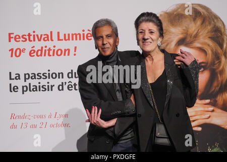 Lyon, Frankreich, 19. Oktober 2018: Die algerischen Regisseur Rachid Bouchareb und algerischen Schauspielerin Biyouna werden gesehen in Lyon (Zentral-ost-Frankreich) Stockfoto