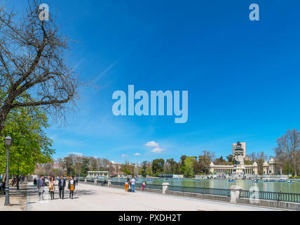 Madrid, El Retiro. Calle Nicaragua neben Estanque Grande del Retiro mit der Alfonso XII Denkmal hinter, Parque del Buen Retiro, Madrid, Spanien Stockfoto