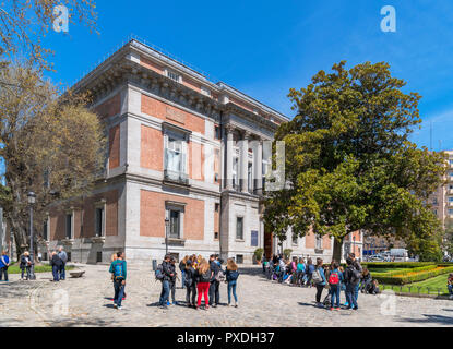 Touristen vor der Murillo Eingang zu den Prado (Museo Nacional del Prado), Madrid, Spanien. Stockfoto