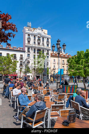 Cafés und Bars auf der Plaza de Santa Ana am Mittag, Huertas Bezirk, Madrid, Spanien Stockfoto