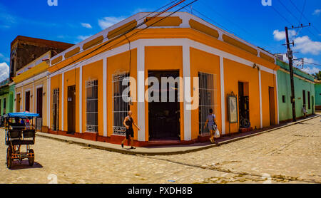 TRINIDAD, Kuba - 25. MAI 2014: Unbekannter Menschen auf der Straße von Trinidad, Kuba. Trinidad hat ein UNESCO-Weltkulturerbe seit 1988. Stockfoto