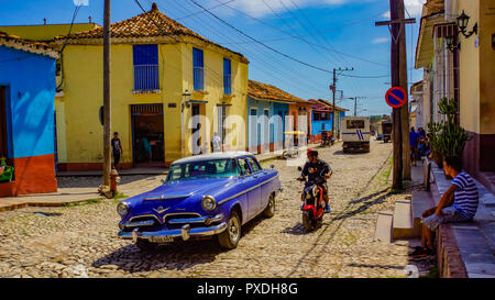 TRINIDAD, Kuba - 25. MAI 2014: Unbekannter Menschen auf der Straße von Trinidad, Kuba. Trinidad hat ein UNESCO-Weltkulturerbe seit 1988. Stockfoto