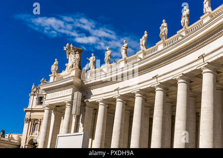 Vatikan - 25. SEPTEMBER 2018: Detail der Petersdom im Vatikan. Es ist die weltweit größte Gebäude der Kirche. Stockfoto