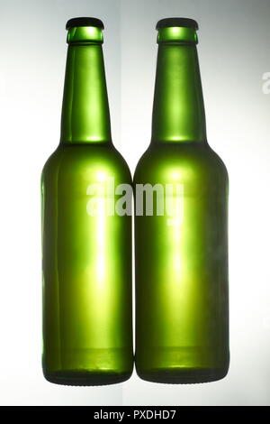 Zwei grüne Bier Glas Flaschen. Stockfoto