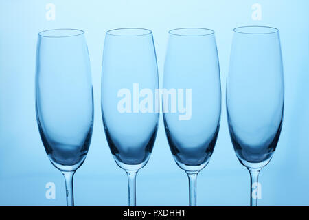 Vier leere Gläser für Sekt und Wein. Stockfoto