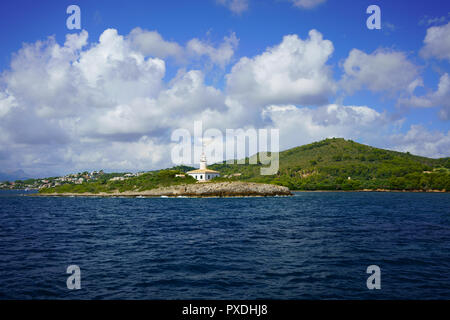 Alcanada Leuchtturm an der Küste von Mallorca. Leuchtturm weit d'Alcanada in der Nähe von Port d'Alcudia, Alcudia, Mallorca, Balearen, Spanien. Stockfoto