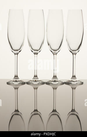 Vier leere Champagner Gläser. Stockfoto