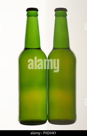 Zwei grüne Bierflaschen. Stockfoto