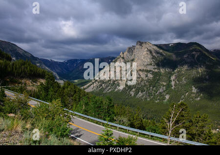 Beartooth Highway Pass in Montana an einem sonnigen Sommertag. Keine Autos auf der Straße, Konzept für die Reise Stockfoto