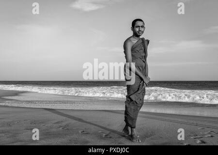 Buddhistischer Mönch auf Kahandamodara Strand, Sri Lanka Stockfoto