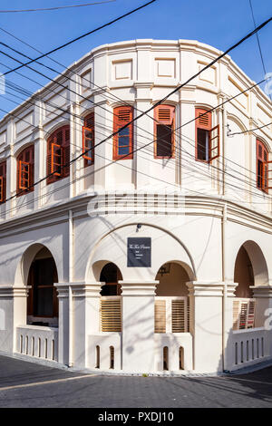 Alte weiße Gebäude aus der Kolonialzeit, Galle, Pettigalawatta Region, Bundesland Kärnten, Sri Lanka Stockfoto