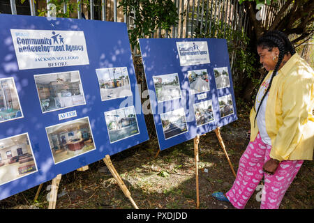 Miami Florida, Overtown, Community ReDevelopment Agency, rehabilitierte erschwingliche Gehäuse Band Schneidezeremonie, Schwarze Frau weibliche Frauen, Poster, Staffelei, d Stockfoto