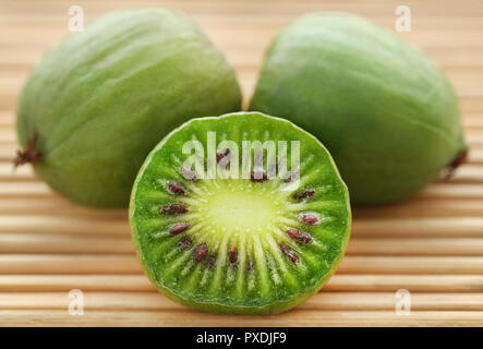 Baby Kiwi oder Kiwi Berry auf natürliche Oberfläche Stockfoto