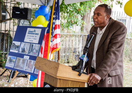 Miami Florida, Overtown, Community ReDevelopment Agency, rehabilitierte erschwingliche Gehäuse Band Schneidezeremonie, Schwarze Schwarze Afrikaner ethnische mi Stockfoto