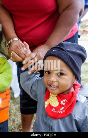Miami Florida, Overtown, Black Blacks Afrikanischen Afrikanern ethnische Minderheit, Erwachsene Erwachsene Frau Frauen weibliche Dame, junge Jungen, männliche Kinder Kinder Kinder Jungen Stockfoto