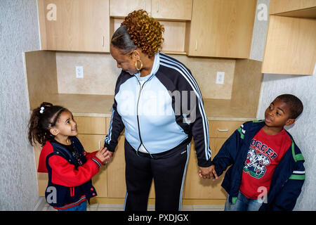 Miami Florida, Overtown, Community ReDevelopment Agency, rehabilitierte erschwingliche Gehäuse Band Schneidezeremonie, Schwarze Frau weibliche Frauen, Jungen, männlich Stockfoto