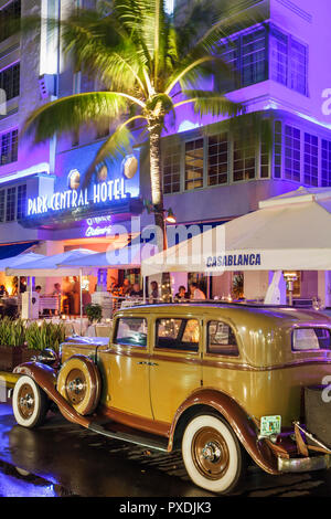 Miami Beach, Florida, Ocean Drive, Nachtabend, Park Central, Hotel, Auto, Jahrgang, Auto, Auto, weißer Wandreifen, Cascave, 1932, Packard, klassisch, Palmen, Stockfoto