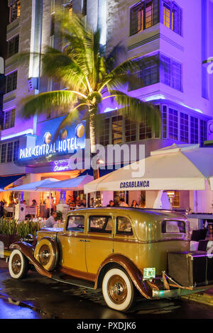 Miami Beach, Florida, Ocean Drive, Nachtabend, Park Central, Hotel, Auto, Jahrgang, Auto, Auto, weißer Wandreifen, Cascave, 1932, Packard, klassisch, Palmen, Stockfoto