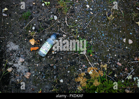 Leere Plastikflasche nach dem Getränk umweltschädliche Umwelt, hundert Jahre von Konsequenzen für den Planeten wegen eines Personen" eine Wahl Stockfoto