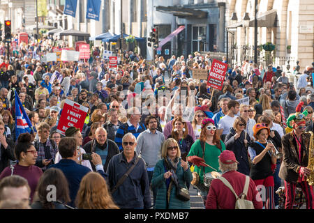 Bleiben Kampagne Demonstranten an der Abstimmung März, fordern Sie eine Abstimmung über die endgültige Brexit beschäftigen, Tausende marschierten durch die Innenstadt von London gehört zu werden. Stockfoto
