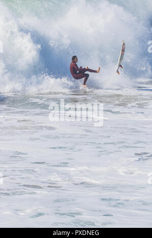 Eine weibliche Surfer tilgt in den Absturz weiß Wasser von einer Welle am Keil Newport Beach in Kalifornien, USA. Stockfoto