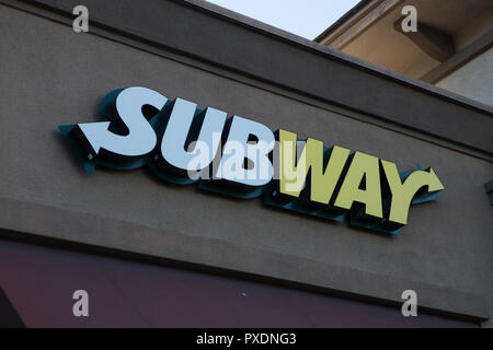 Subway sandwich Firma äußeres Zeichen und Logos auf ein Geschäft in Santa Ana, Kalifornien, USA Stockfoto