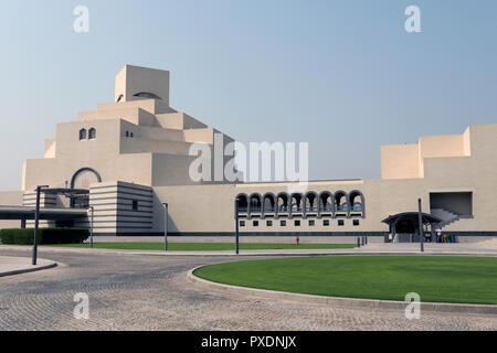 Doha/Katar - Oktober 10, 2018: Die markante Form des Museum für Islamische Kunst in Doha, Katar, entworfen vom Architekten ICH M Pei. Stockfoto