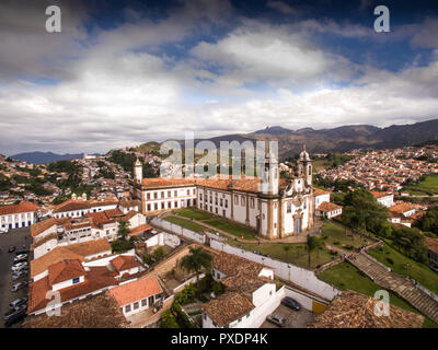 Vista aérea de Igreja Nossa Senhora do Carmo Centro Histórico da Cidade de Ouro Preto, MG. Mais ao Fundo o Museu da Inconfidência Mineira Stockfoto