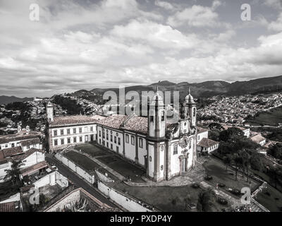 Vista aérea de Igreja Nossa Senhora do Carmo Centro Histórico da Cidade de Ouro Preto, MG. Mais ao Fundo o Museu da Inconfidência Mineira Stockfoto