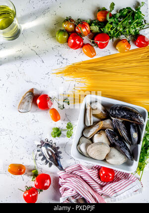 Zutaten für Spaghetti mit Meeresfrüchten. Schalen musselsa, Muscheln, Vongole, Tomaten und Wein.