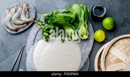 Asiatische Küche Zutaten: Reis Papper, pok Choy, Saucen, rohe Garnelen. Asiatische Lebensmittel Konzept chinesische und thailändische Küche. Stockfoto