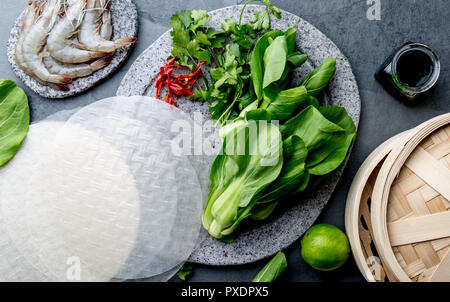 Asiatische Küche Zutaten: Reis Papper, pok Choy, Saucen, rohe Garnelen. Asiatische Lebensmittel Konzept chinesische und thailändische Küche. Stockfoto