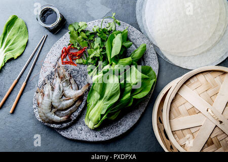 Asiatische Küche Zutaten: Reis Papper, pok Choy, Saucen, rohe Garnelen. Asiatische Lebensmittel Konzept chinesische und thailändische Küche. Stockfoto