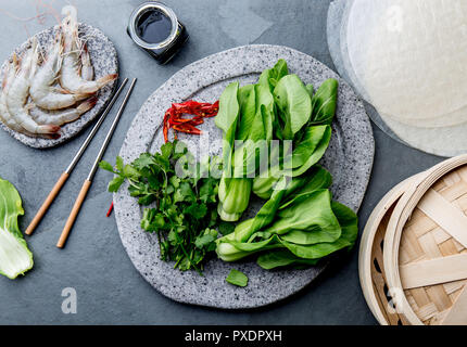 Asiatische Küche Zutaten: Reis Papper, pok Choy, Saucen, rohe Garnelen. Asiatische Lebensmittel Konzept chinesische und thailändische Küche. Stockfoto