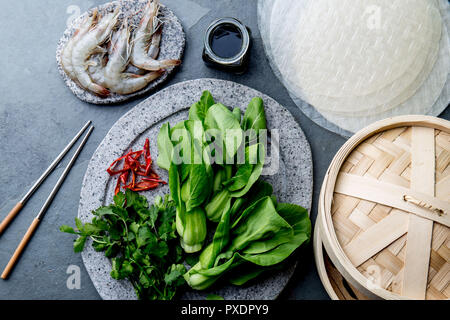 Asiatische Küche Zutaten: Reis Papper, pok Choy, Saucen, rohe Garnelen. Asiatische Lebensmittel Konzept chinesische und thailändische Küche. Stockfoto