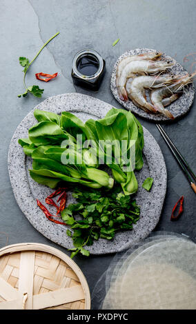 Asiatische Küche Zutaten: Reis Papper, pok Choy, Saucen, rohe Garnelen. Asiatische Lebensmittel Konzept chinesische und thailändische Küche. Stockfoto